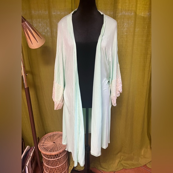 Wendy Glez Robe - Picture 6 of 8